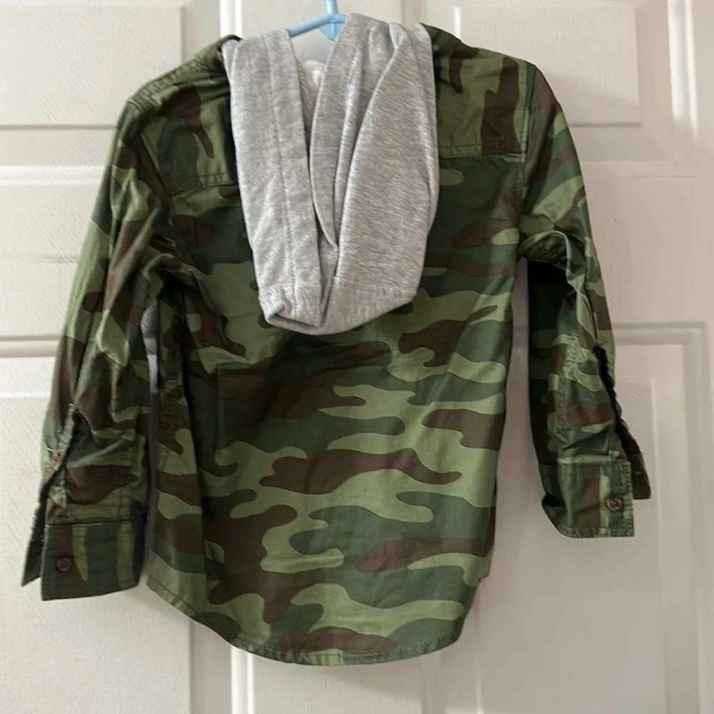 CARTER’S CAMO BUTTON DOWN SHIRT W/HOOD: GREEN/GRAY: NEW WITH TAGS: SIZE 3T